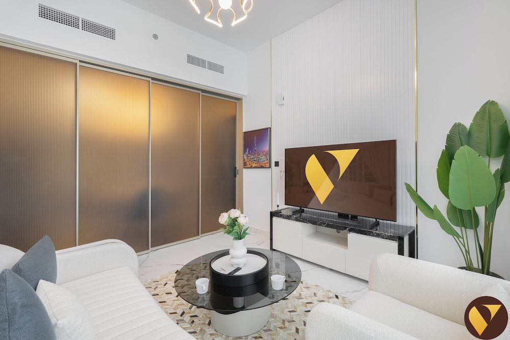 Vogue Opalz short Drive to Dubai Hills M