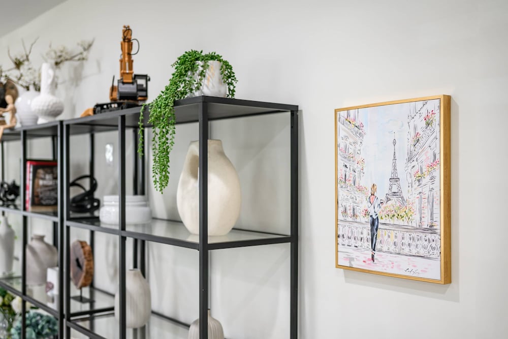 Stylish New Home Bright Modern Fully Stocked