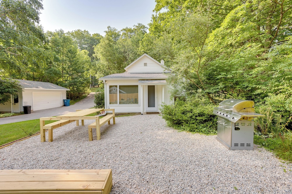 1/2 Mi to Dtwn Frankfort: 'fernhaven' Home w/ Yard