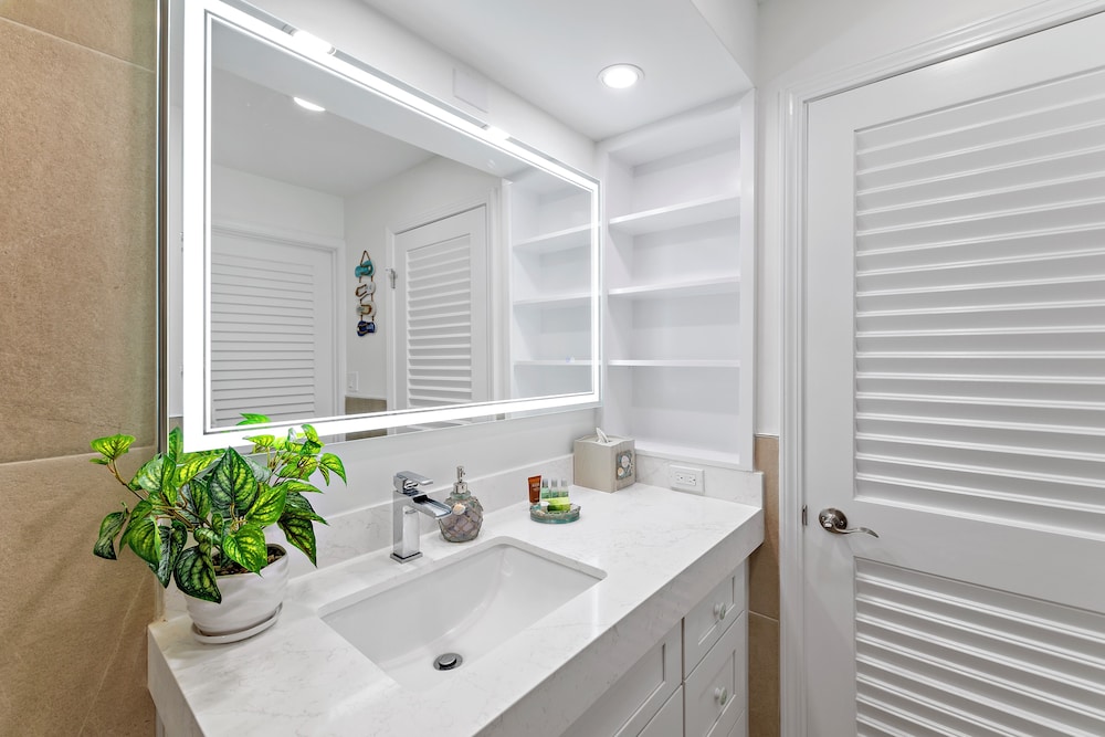 High Floor Ocean View Condo (King Bed and Parking): bathroom photo