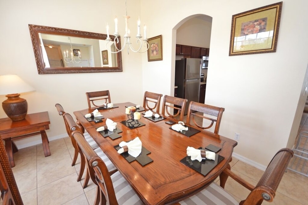 Beautiful 5 Bedroom Home With Large South-facing Pool