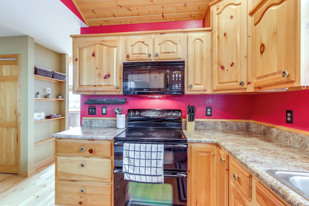 5 Mi to Cherokee Lake: Pet-friendly Cabin w/ Deck!
