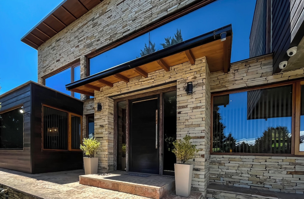 Stunning 4-Bedroom House Large Garden and Pool H61 by Apartments Bariloche