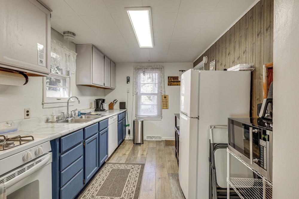 Year-round Chain of Lakes Retreat! Northwoods Home