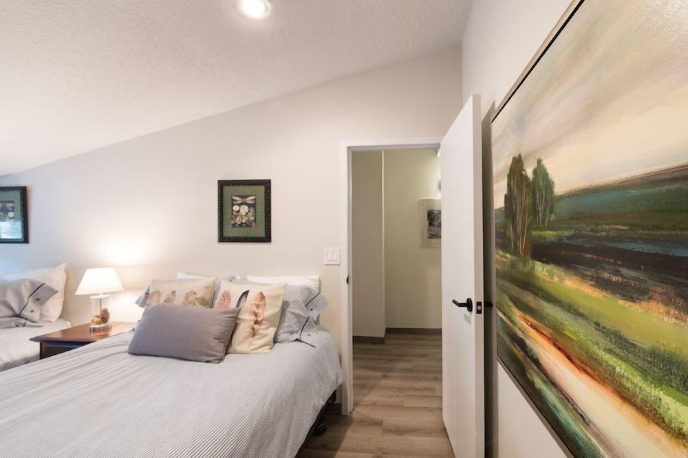 Vail Village 3 Bedroom Condo at the Covered Bridge - Pool, hot tub & More!