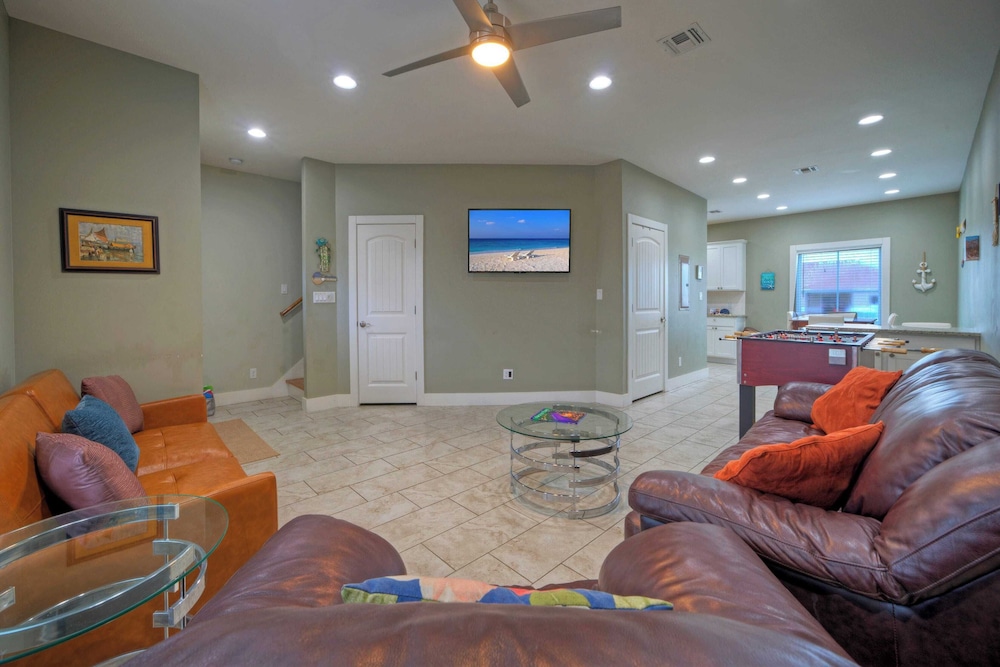 Ridley Retreat Community Pool, Mins to the Beach Corpus Christi + Port A