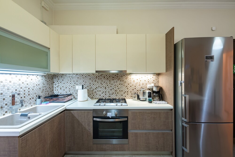 Charming 2BR retreat near market & beach