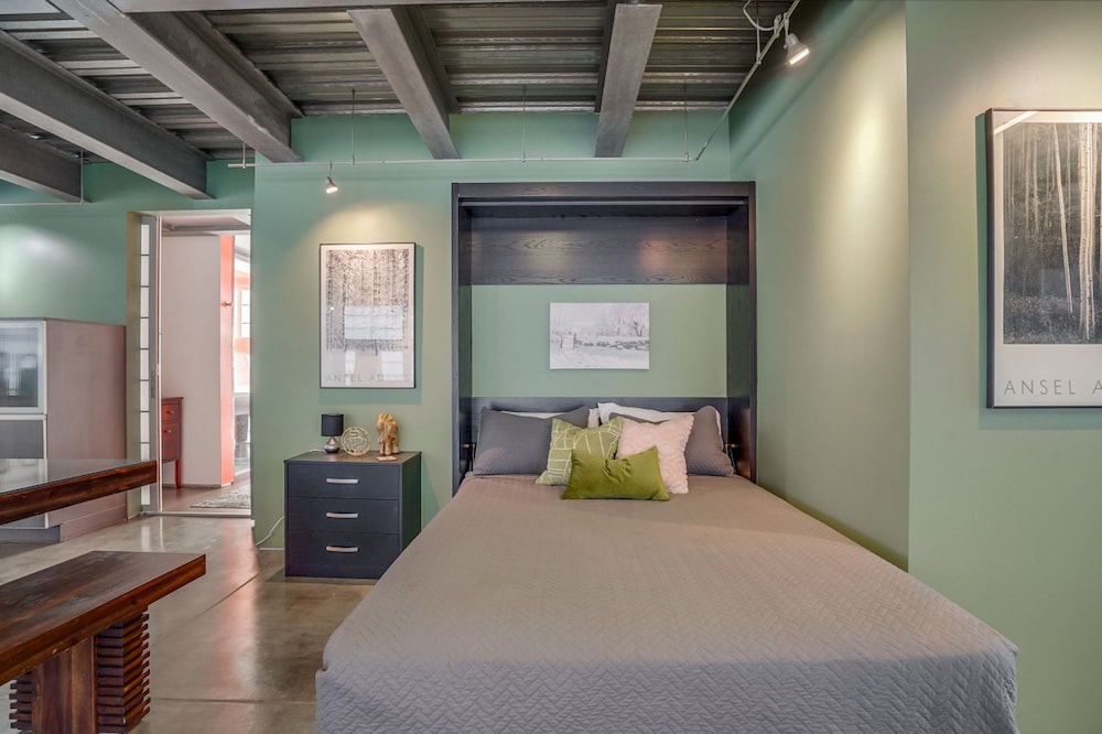 Modern Penthouse in Venice Beach-the Steel Rose-