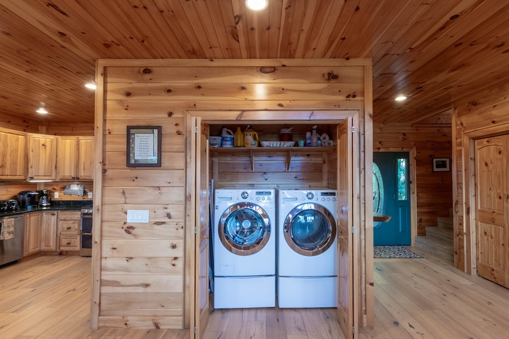 Luxury 4200 Sqft Log Cabin on 50 Acres Sleeps 16