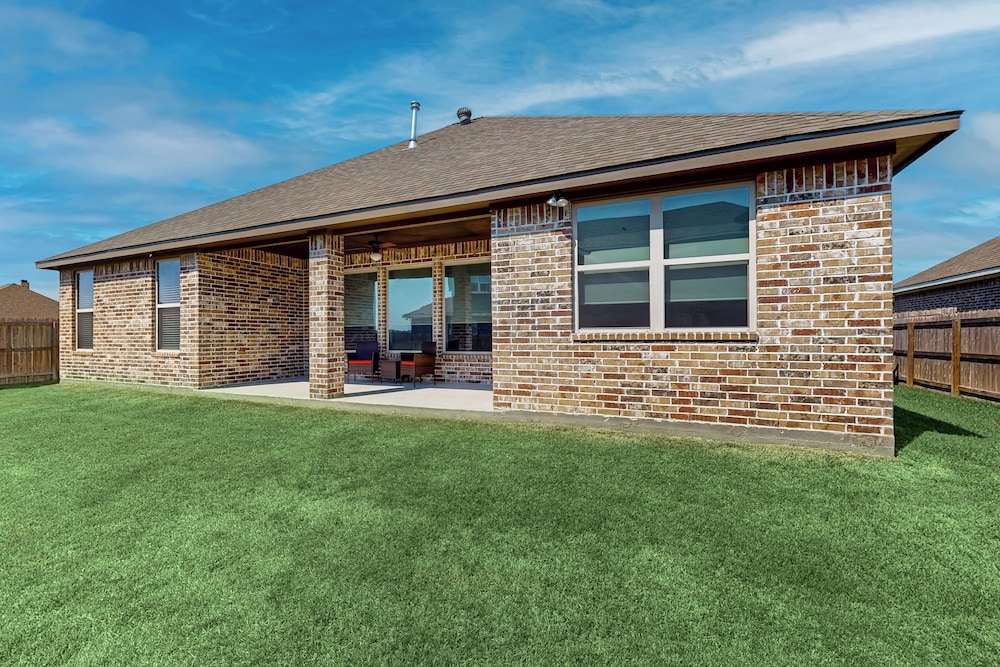 3BR Cozy Home w/ Enclosed Backyard & W/D