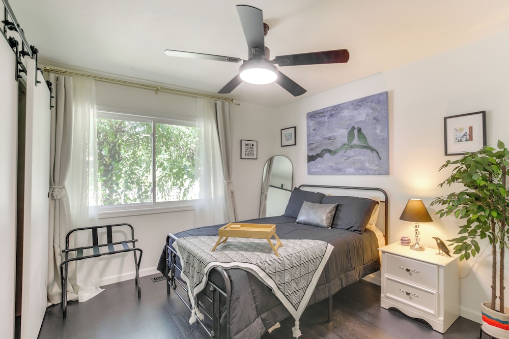 Modern Creekside Retreat 1 Mi to Spirit Mtn Casino