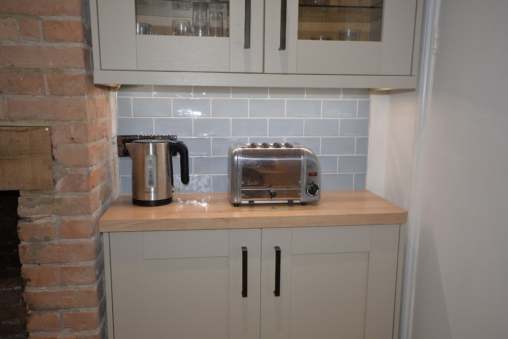 Delightful Cottage In Sandwich - One Bedroom