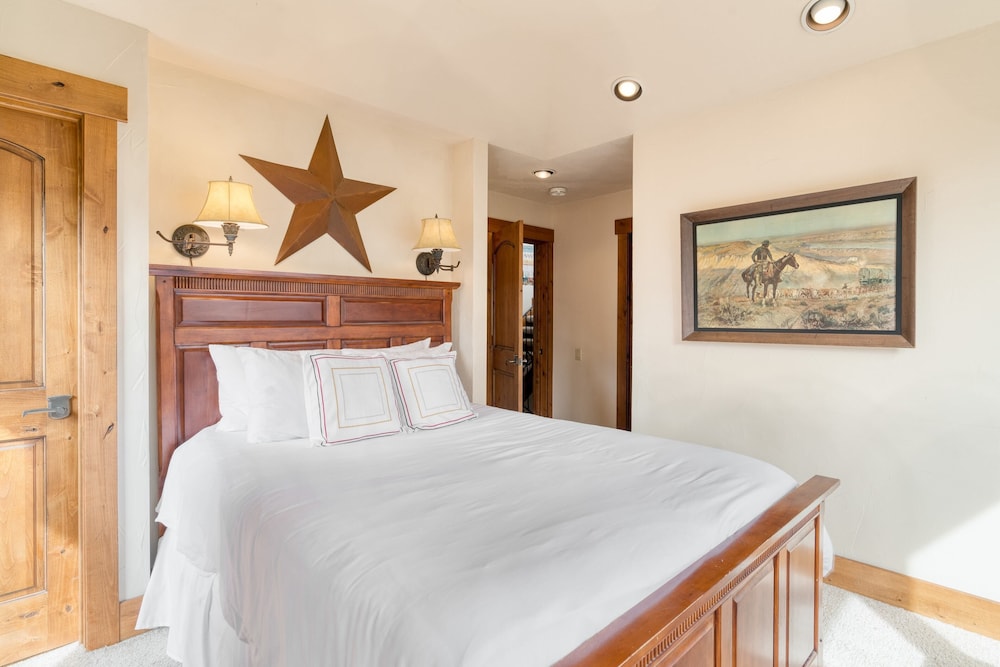 Summit County Vacations - Topaz Estate by Avantstay Luxe Home, Pool View - Property Image 3
