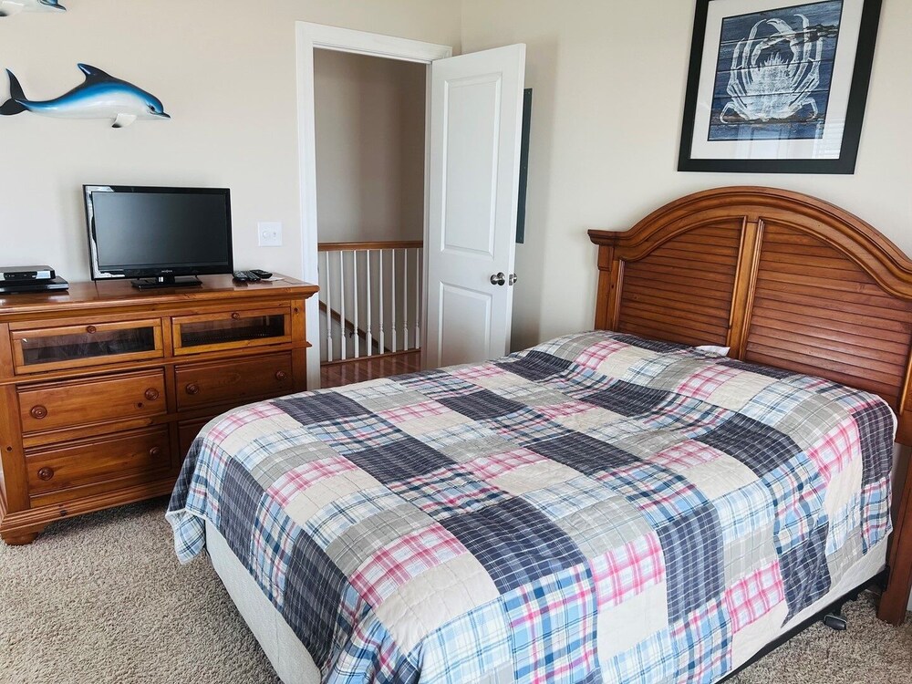 1 Ez Access 4 Bedroom Home by RedAwning