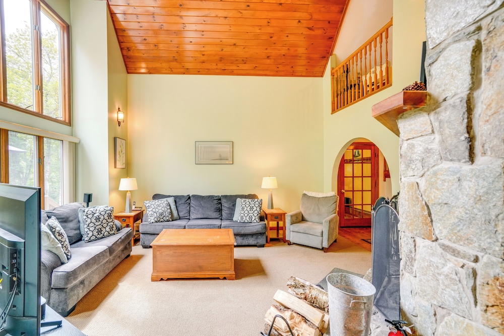 Game Room, Hot Tub! Year-round Dover Retreat