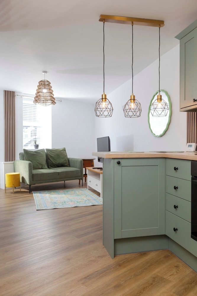 Cosy-cute Miner's Cottage on the Taff Trail