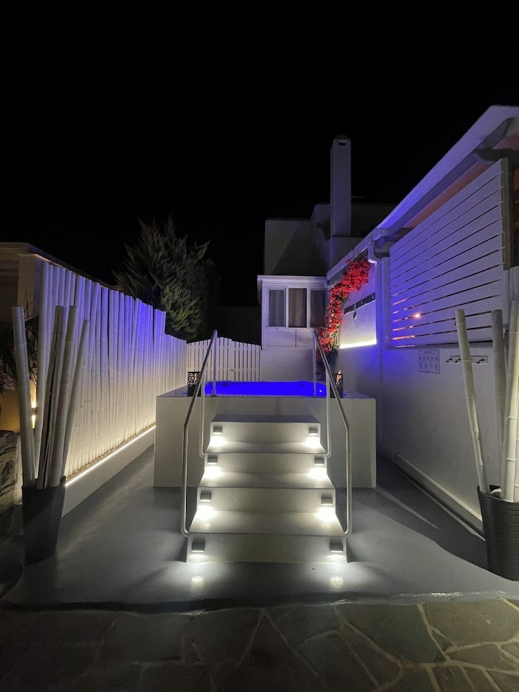 Zoumis Residence