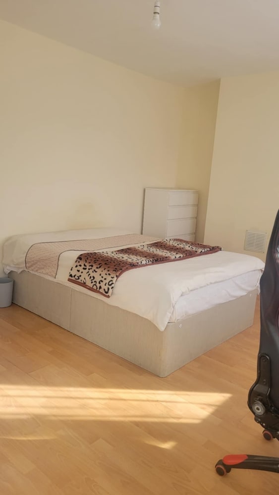 London Villa Retreat With 3 Bedrooms