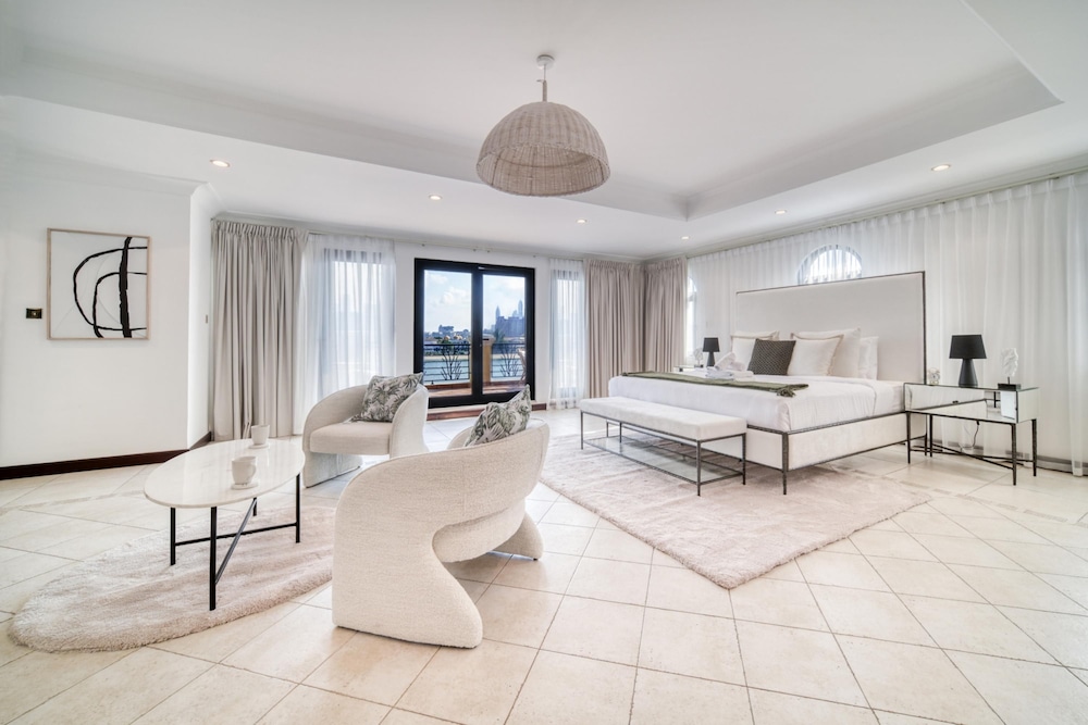 Exclusive 6BR Palm Villa w Private Pool and Beach