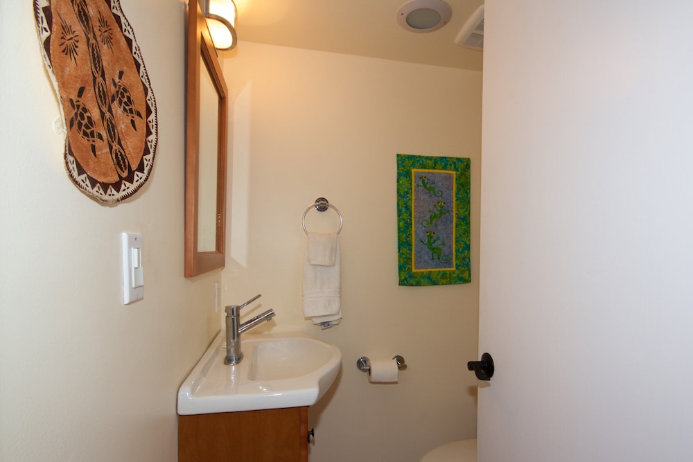 Almost Ocean Front - Beautiful Woodwork - Top Floor - Vrkcv