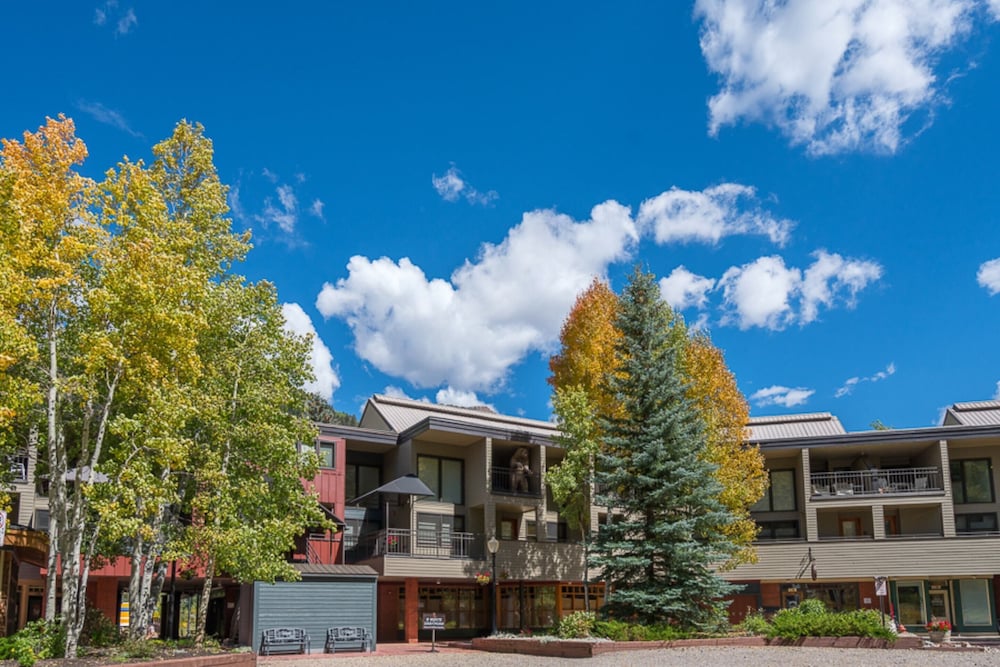 Cimarron Lodge 20 by Avantstay Ski In/ Ski Out Condo in Ideally Located Complex w/ Hot Tubs! view 3