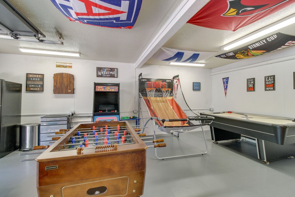 Game Room, Fire Pit, Deck: Remodeled Pinetop Cabin