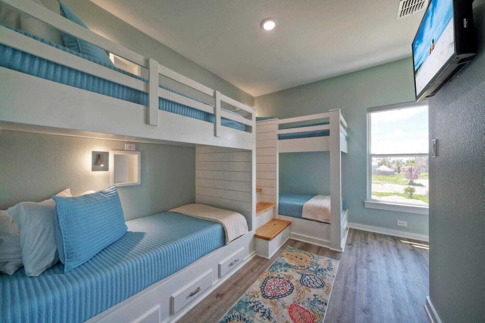 Sleeps 20 2 Modern Homes w/ Private Pool, Deck+patio 3-min Walk to the Beach