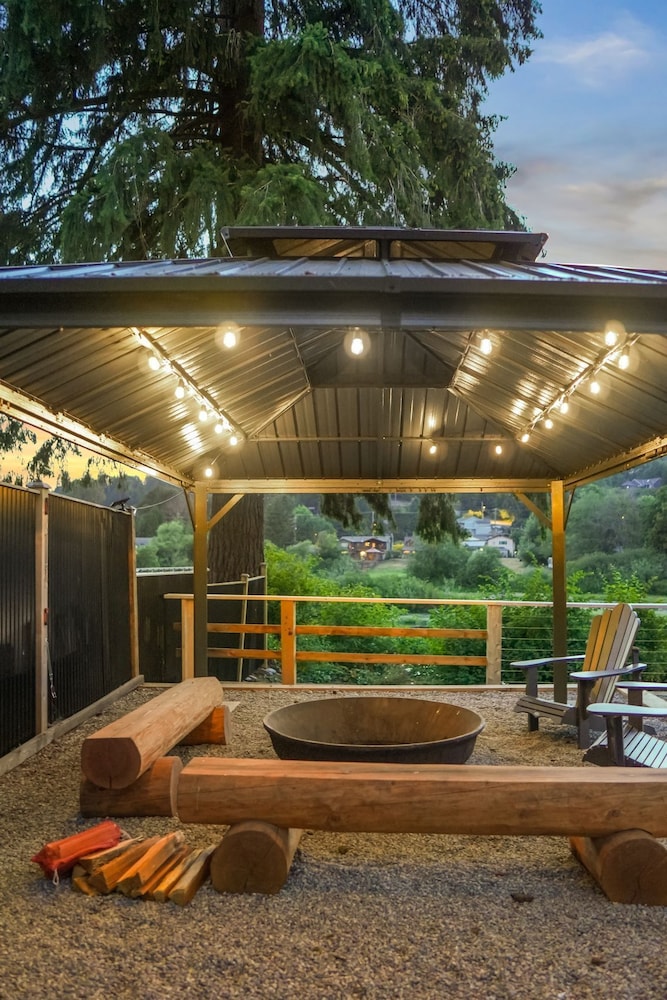 Riverside by Cowichan Lake Cottages