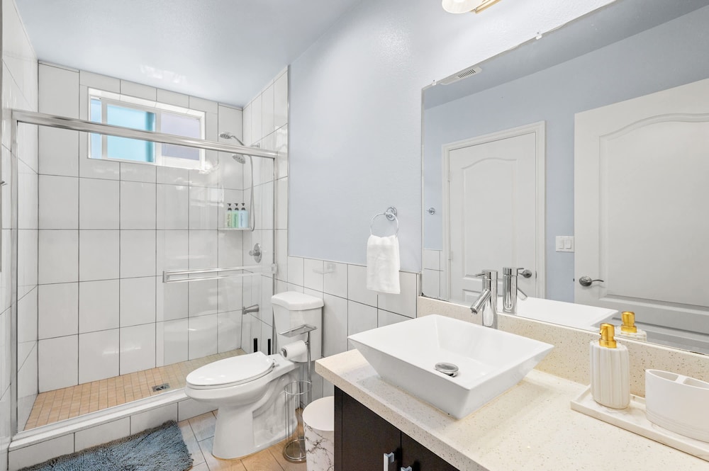Modern Spacious Home Bright Family Group Friendly