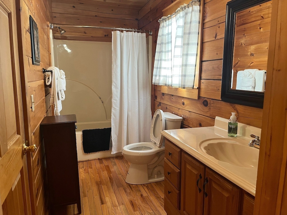 Chillin N Grillin 2 Bedroom Cabin