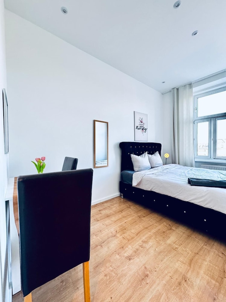 Cozy 3BR Apt Near Kaufpark Alterlaa