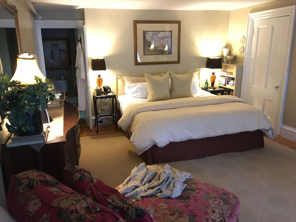 PineCrest Inn