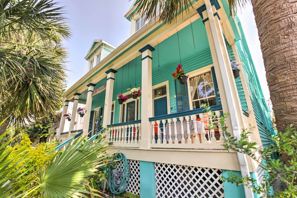 Vintage Galveston Apt < 1/2 Mi to Porretto Beach! view 4