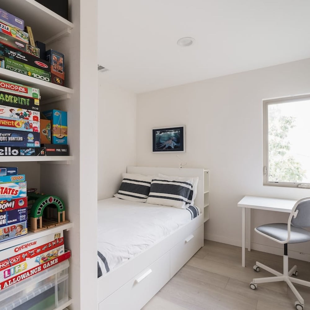 Spacious and Bright 5-bedroom Oasis Pool and Yard