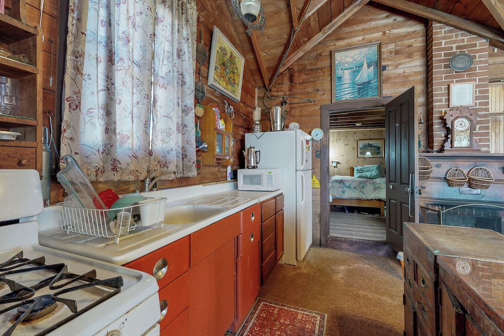 6BR Lakefront Estate w/ Private Piers & Patios