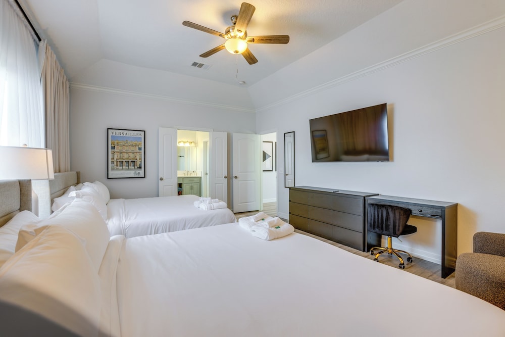Yard & Workspaces: Luxe Duplex Unit in Houston