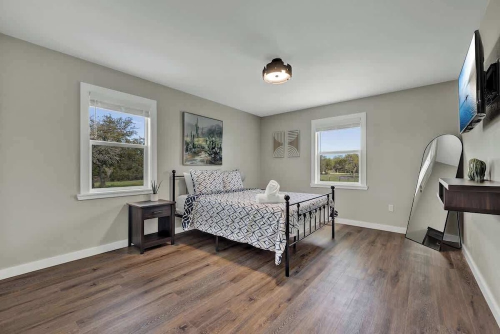Family-friendly Hill Country Retreat Sleeps 11 + Hot Tubs