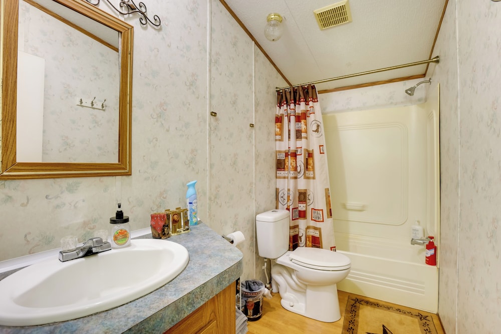 Play Games, Bike & Unwind: Cleveland Family Home!