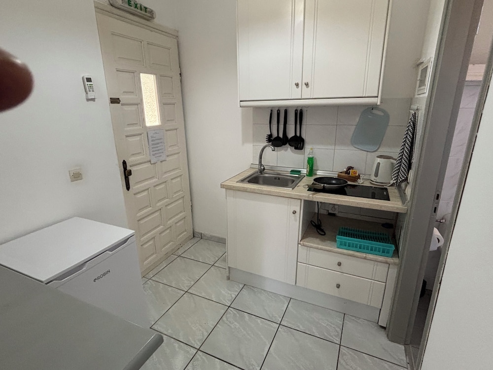 DOLPHIN APARTMENTS & STUDIOS