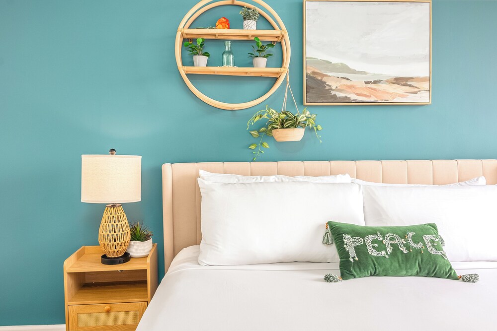 High Floor Ocean View Condo (King Bed and Parking): hotel room photo