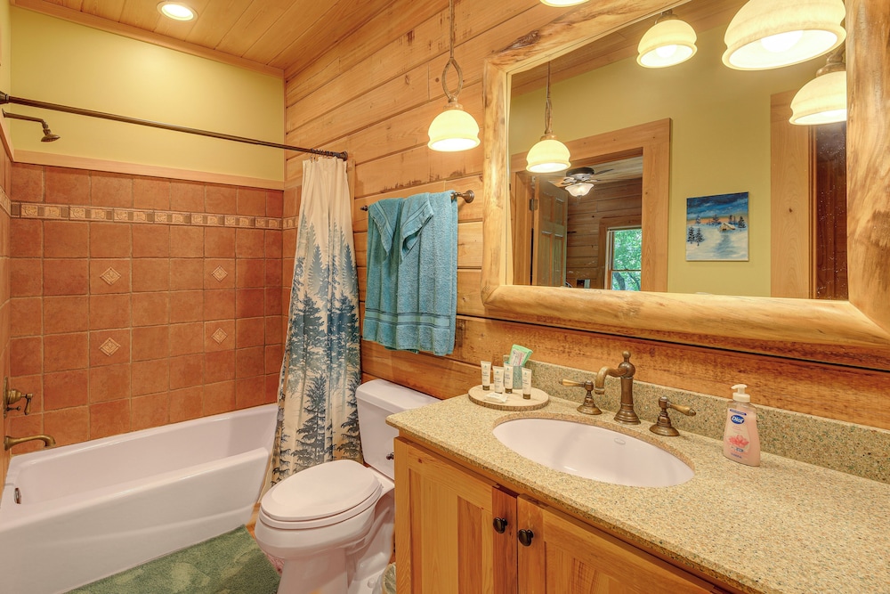 Near Boone-custom Built Cabin: 3 BR 3 BA W/hot Tub