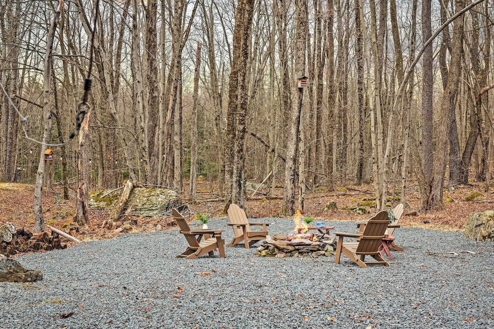 Atlas Point Lodge Sauna, Fireplaces, Kayaks, Lakes + Pet-friendly Yard