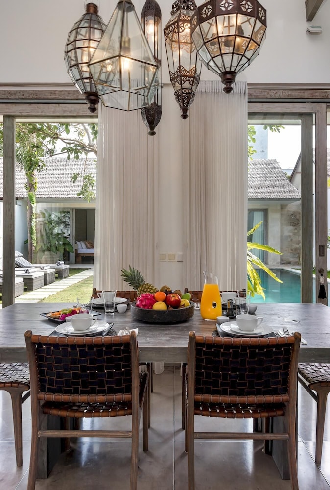 Villa Mia — dining
