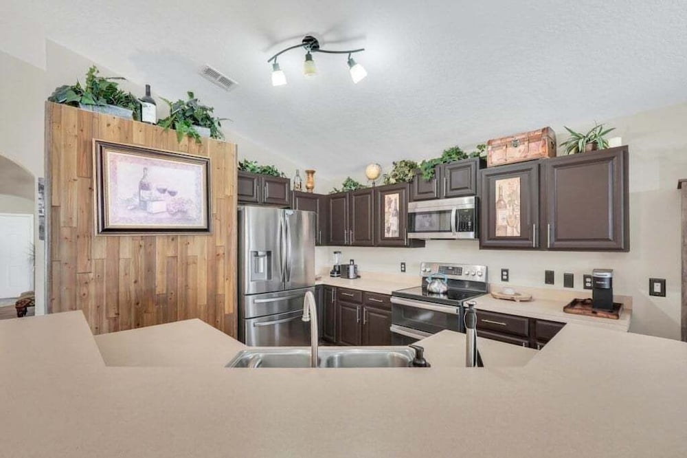 Large 4 bedroom Pool Home With Relaxing Vibes 4 Villa