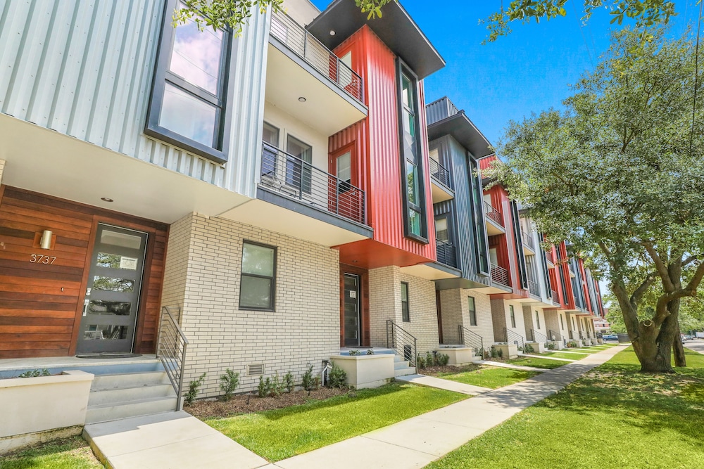 4BR Modern Townhouse in Mid City - Image 1