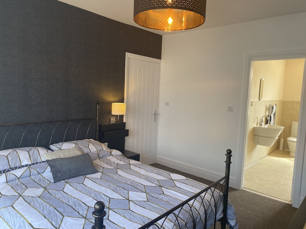 6 Bed-sleeps 12-hot Tub-free Parking-pet Friendly view 3