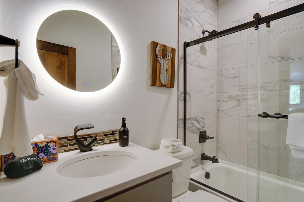 Hot Tub, Pool Table & Fireplaces: Blue River Gem