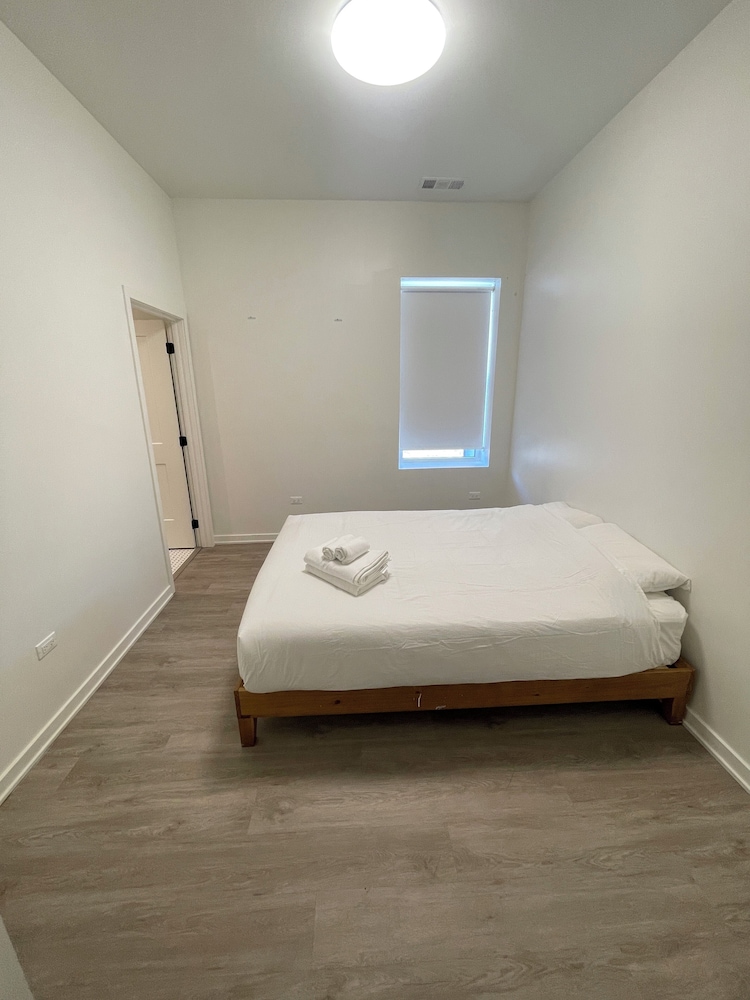 Cozy and Modern Stay in the Heart of C