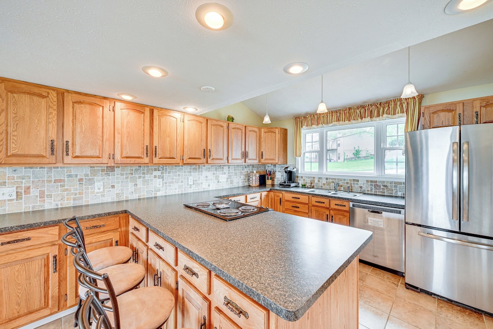 Scenic Views: Spacious Webster Lake House!
