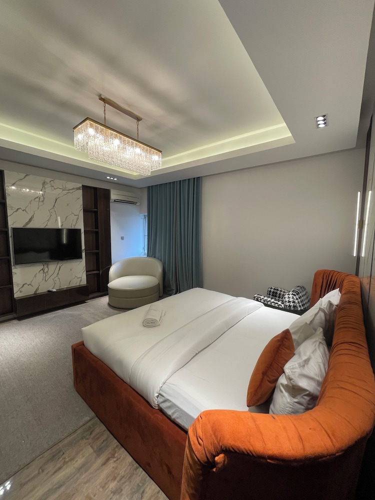Sujimoto Residences Precious